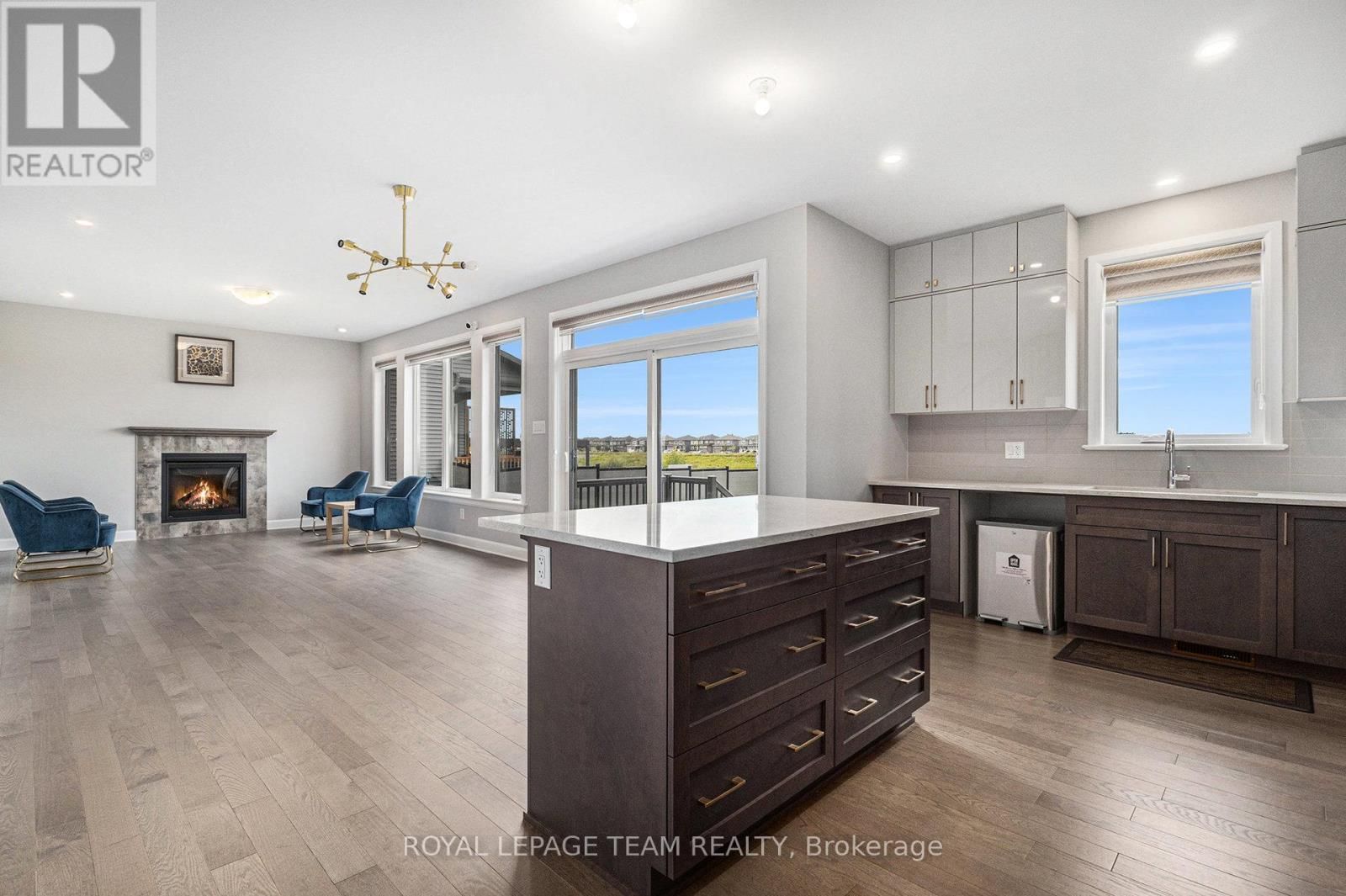 659 PARKVIEW TERRACE Image 8