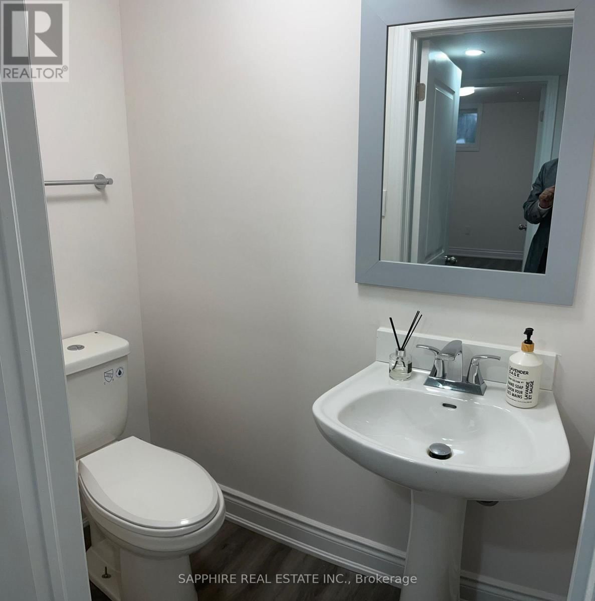 28 BARKER (BASEMENT) PARKWAY Image 14