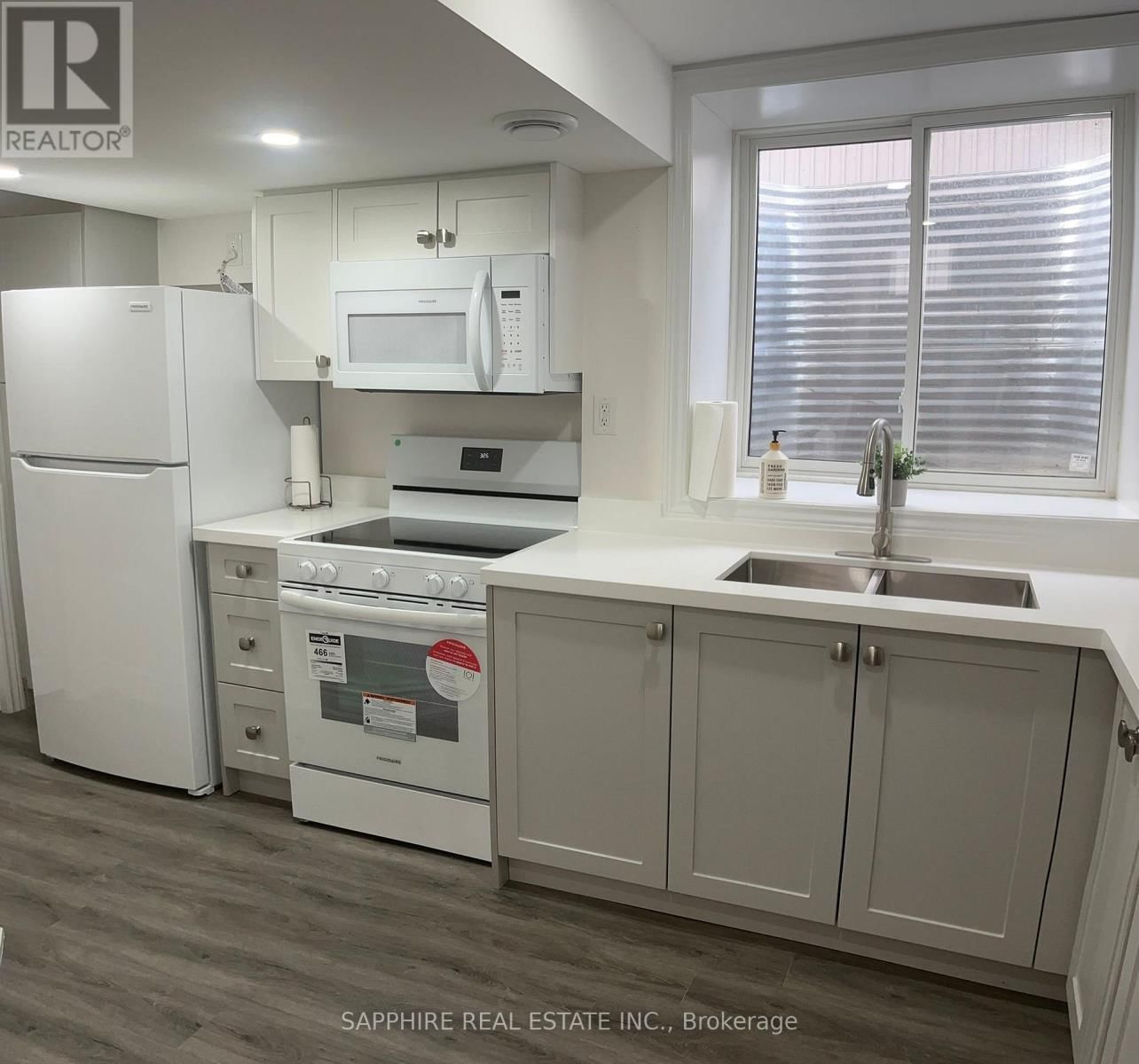 28 BARKER (BASEMENT) PARKWAY Image 9