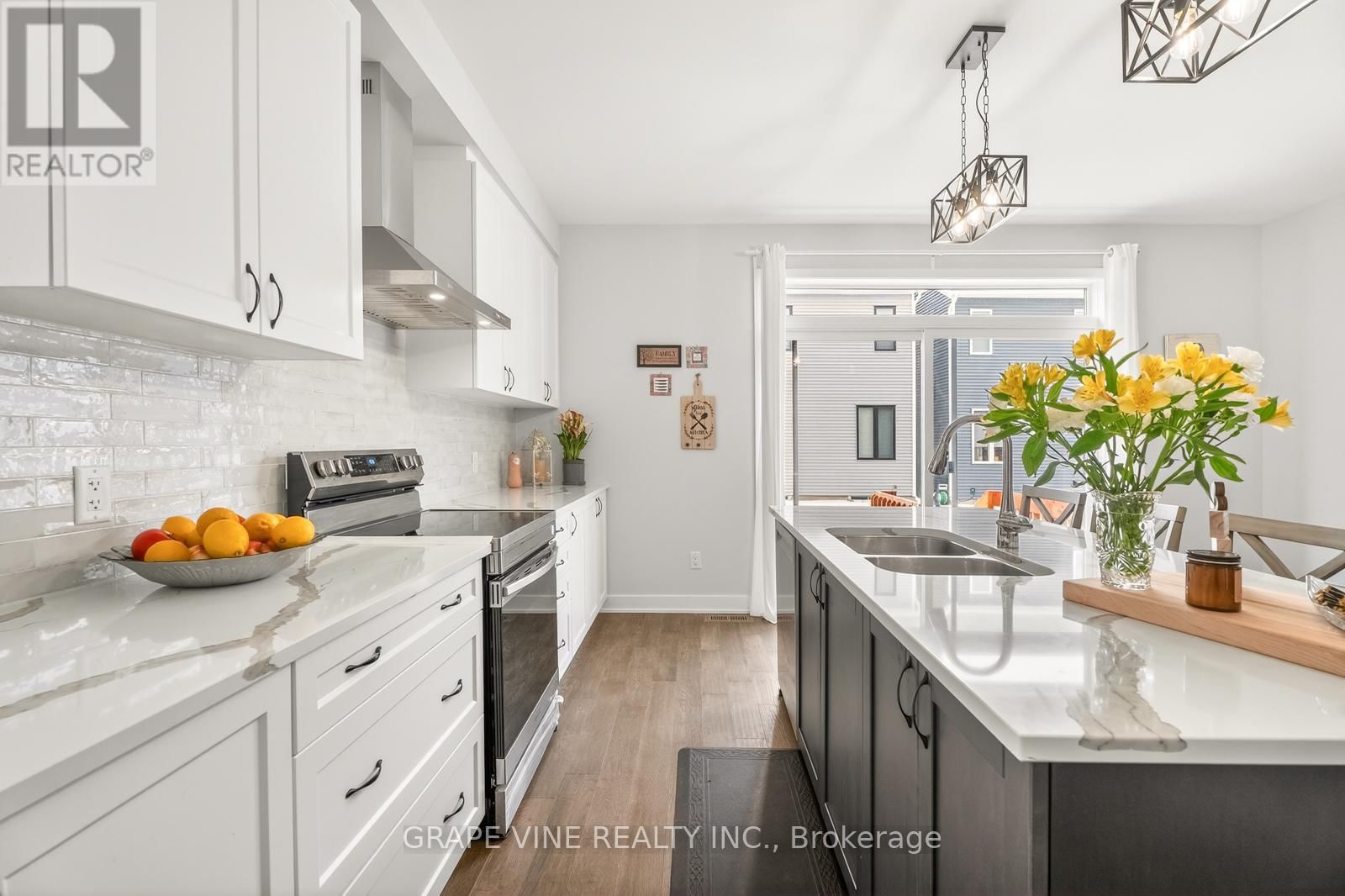 845 PEARLY EVERLASTING CRESCENT Image 17