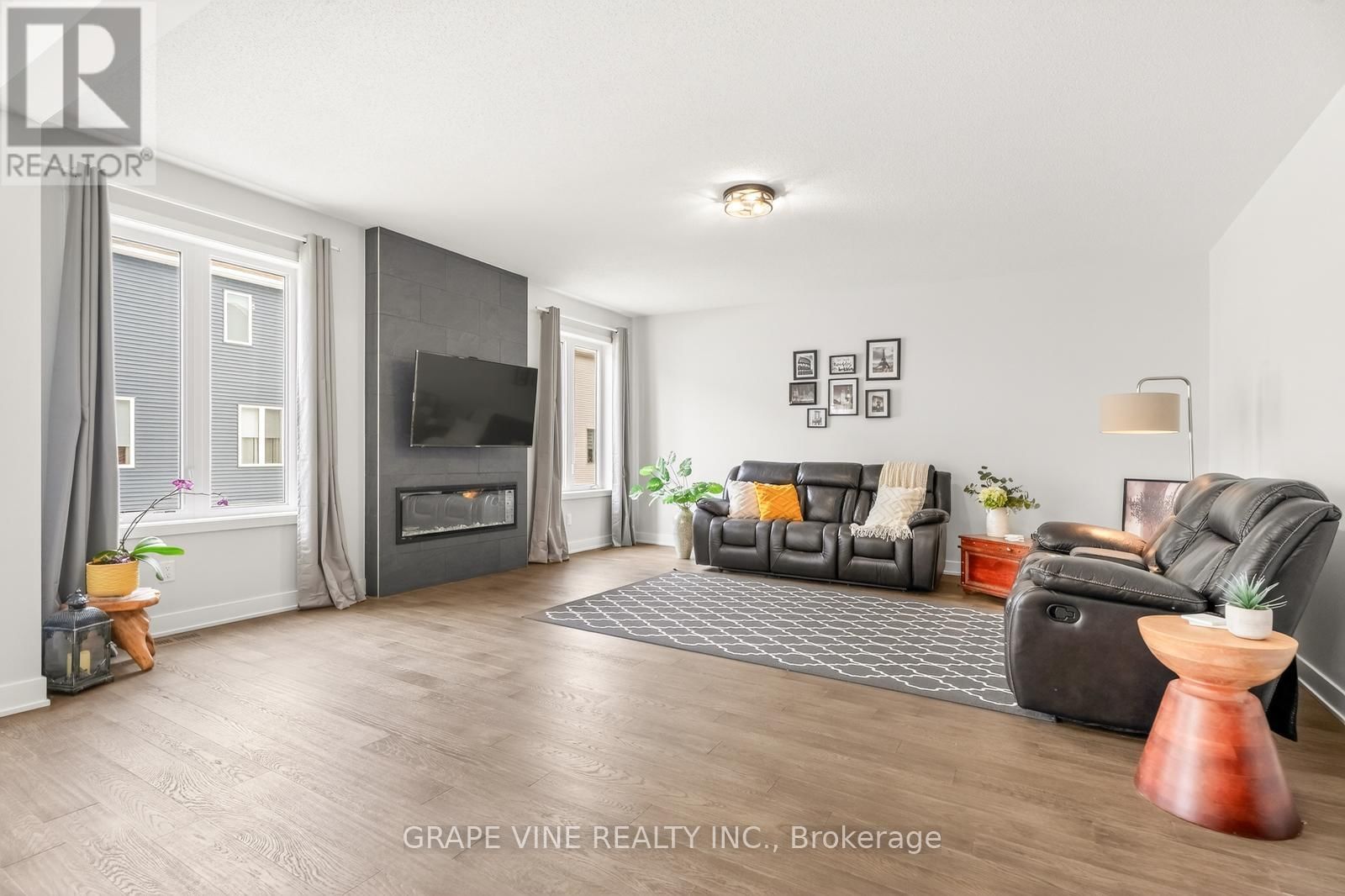 845 PEARLY EVERLASTING CRESCENT Image 21