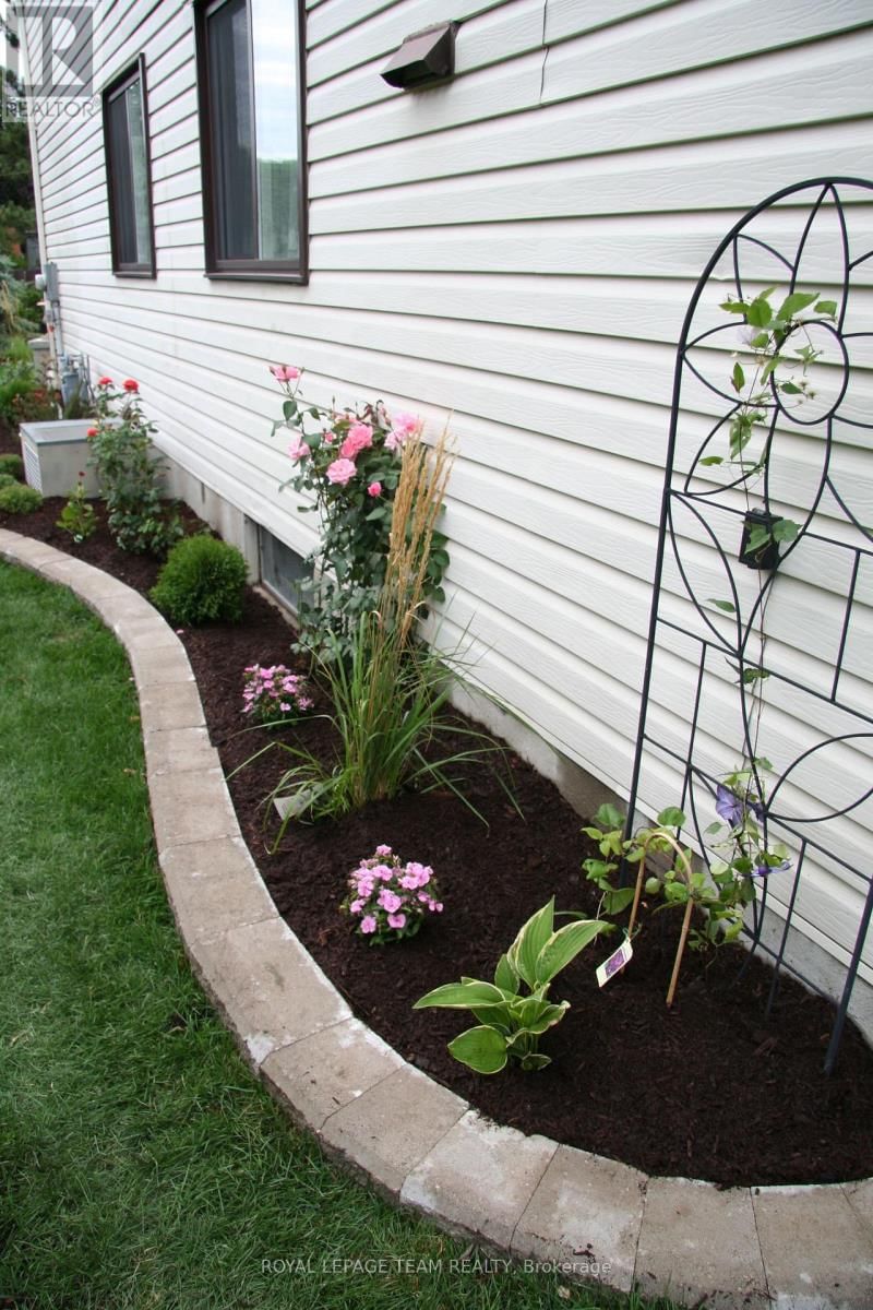 7942 DECARIE DRIVE Image 35