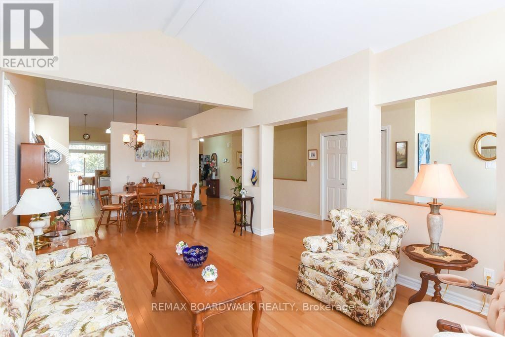 1861 MICKELBERRY CRESCENT Image 11