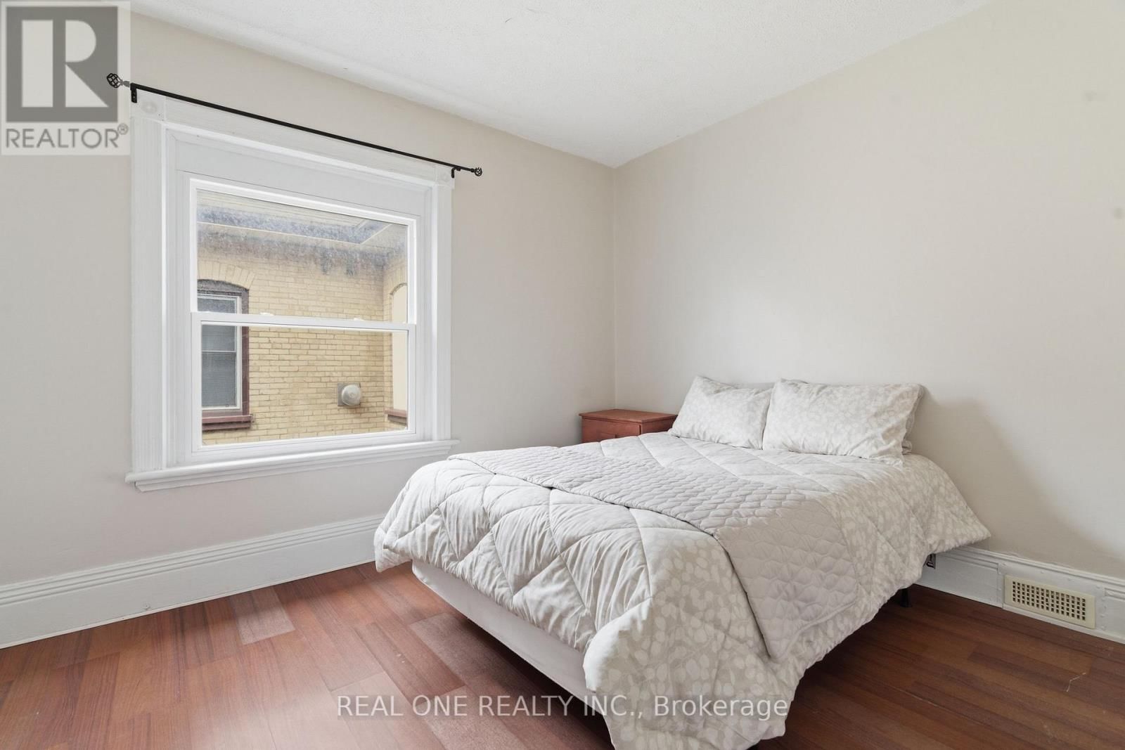 Upper - 162 DARLING STREET Image 10