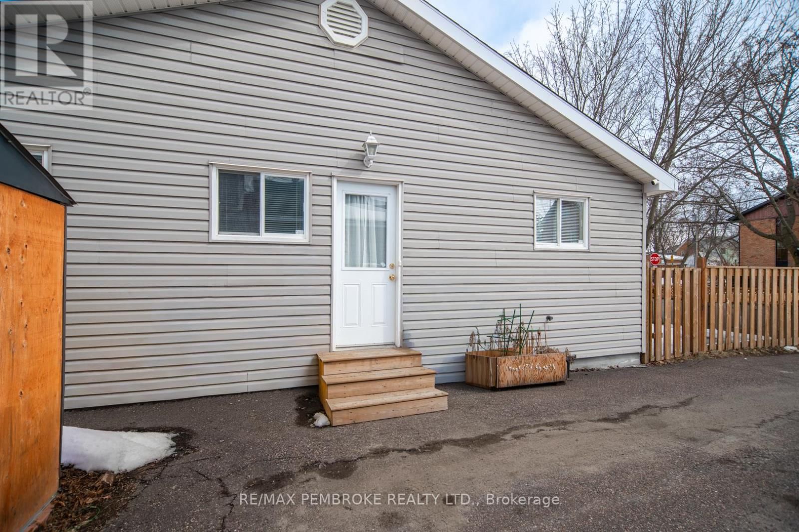 320 MOFFAT STREET Image 38