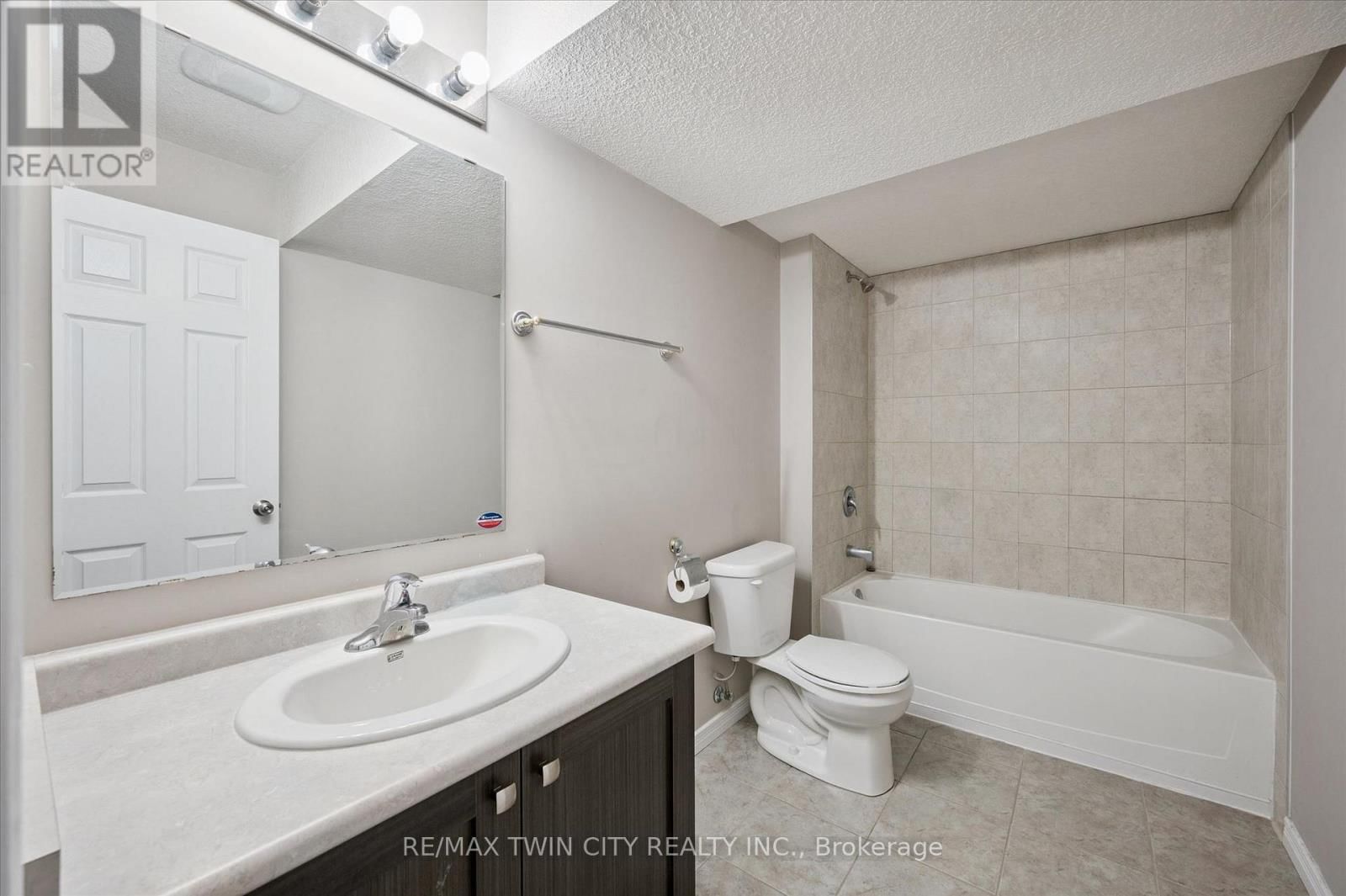 3 - 3045 SPRINGMEADOW ROAD Image 22