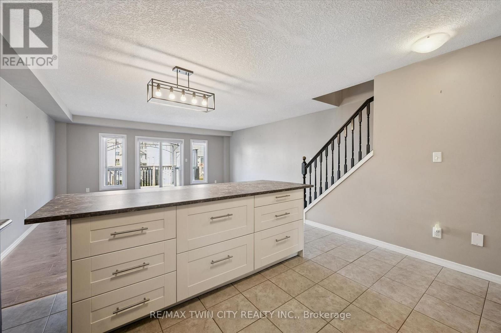 3 - 3045 SPRINGMEADOW ROAD Image 8