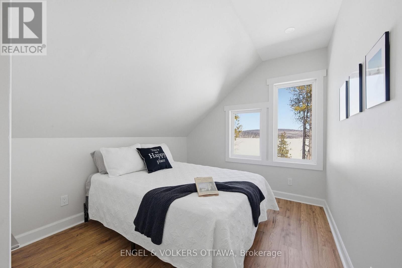 106 WHITES BEACH TRAIL Image 30