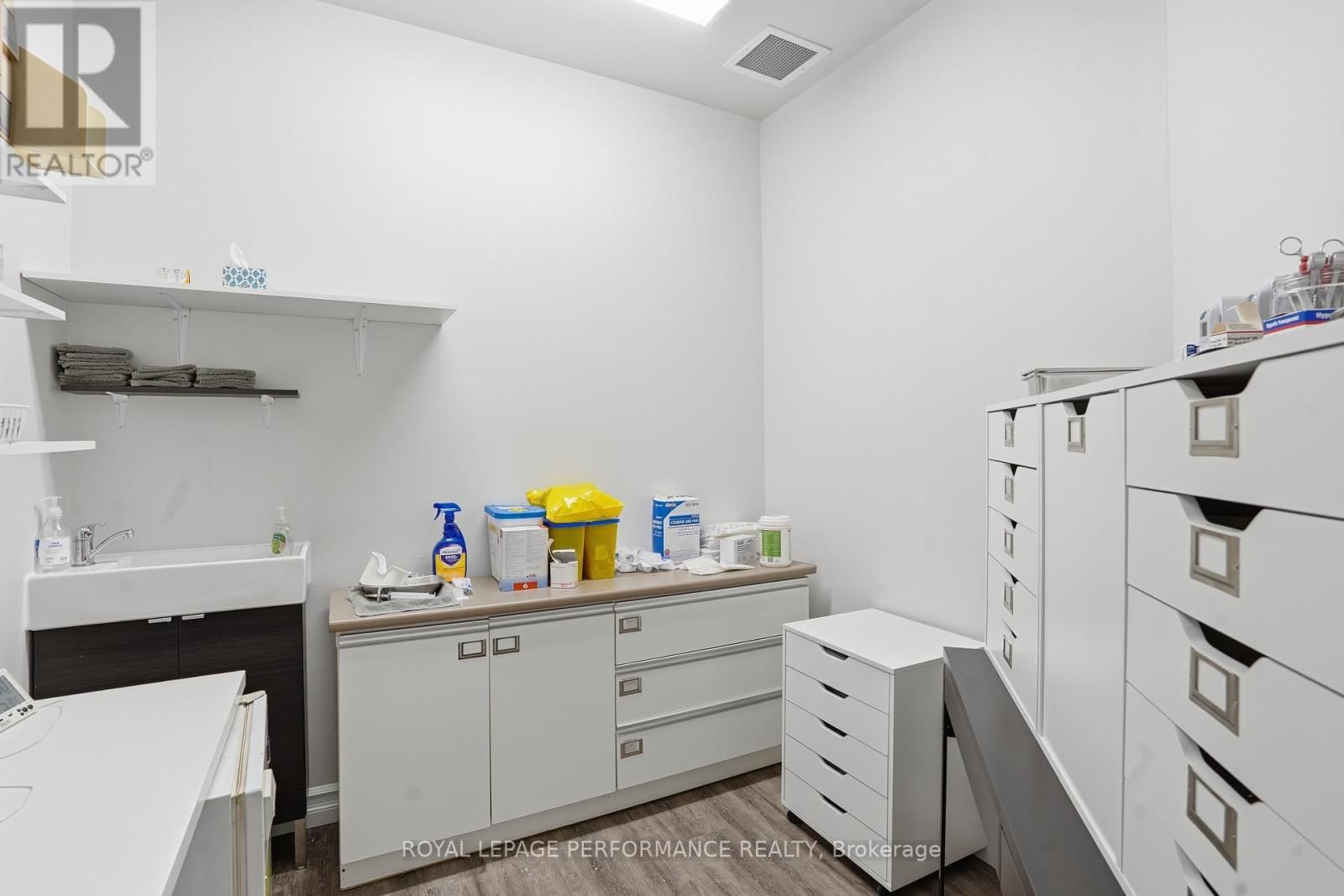 38 MAIN STREET EAST Image 14