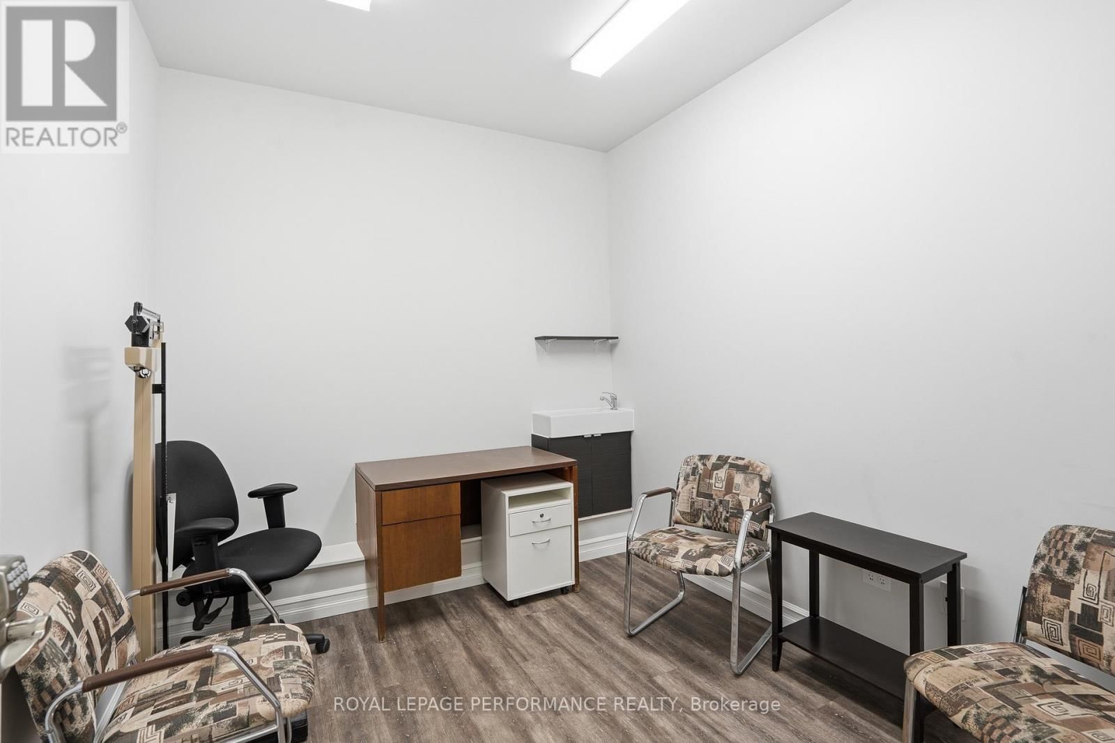 38 MAIN STREET EAST Image 17