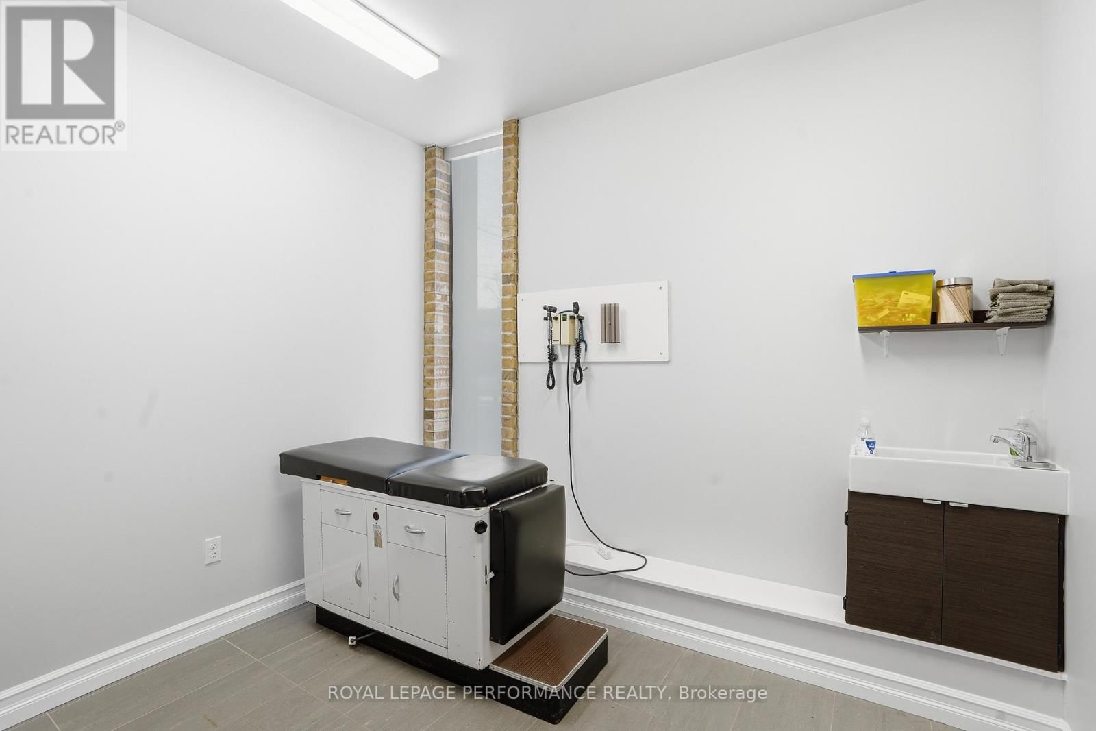 38 MAIN STREET EAST Image 18