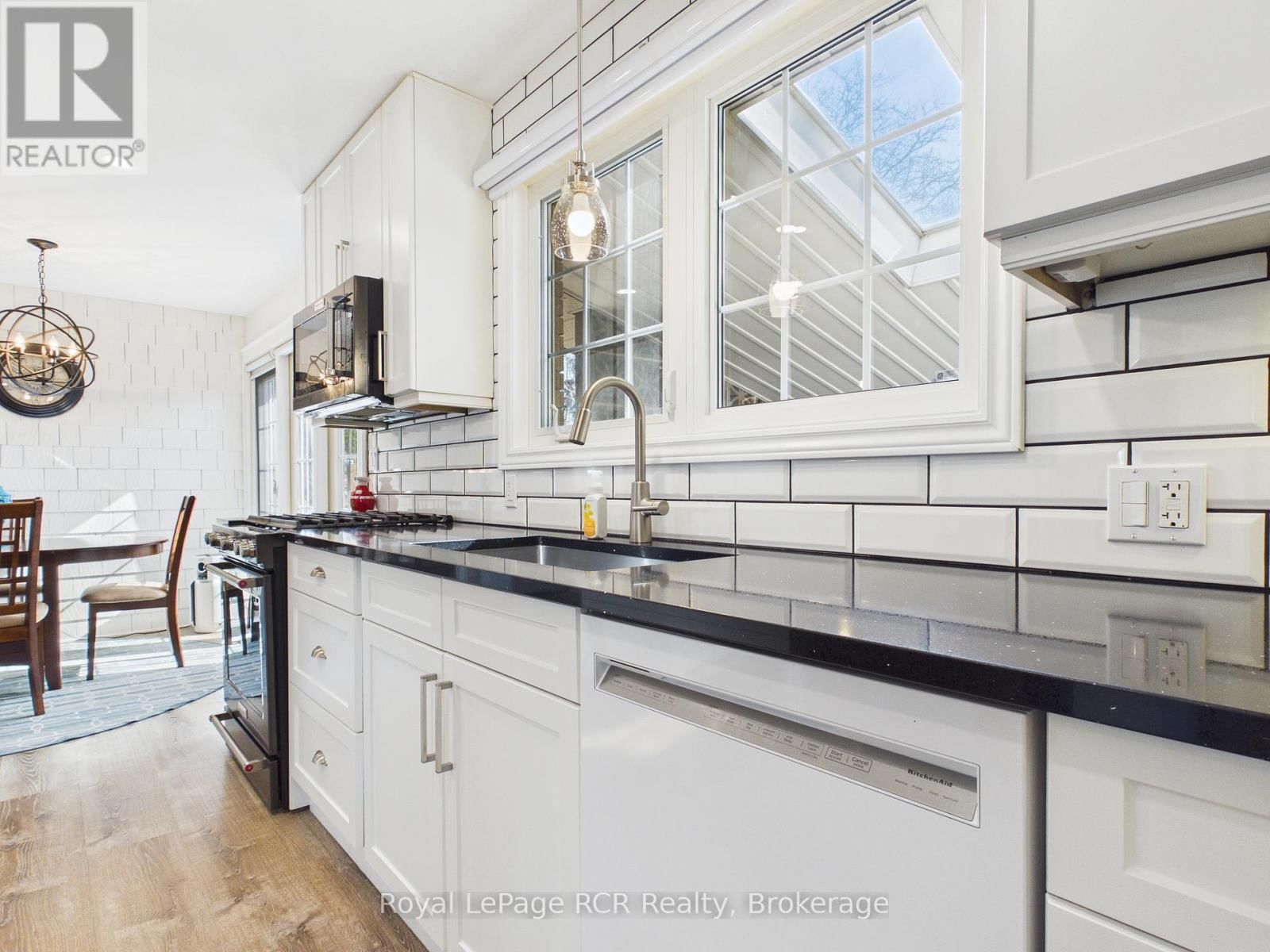 415 WATERLOO STREET Image 8