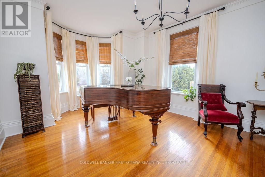 201 BRIDGE STREET WEST Image 10