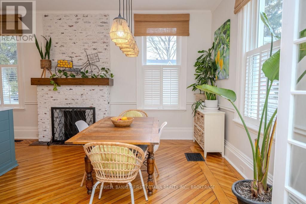 201 BRIDGE STREET WEST Image 17