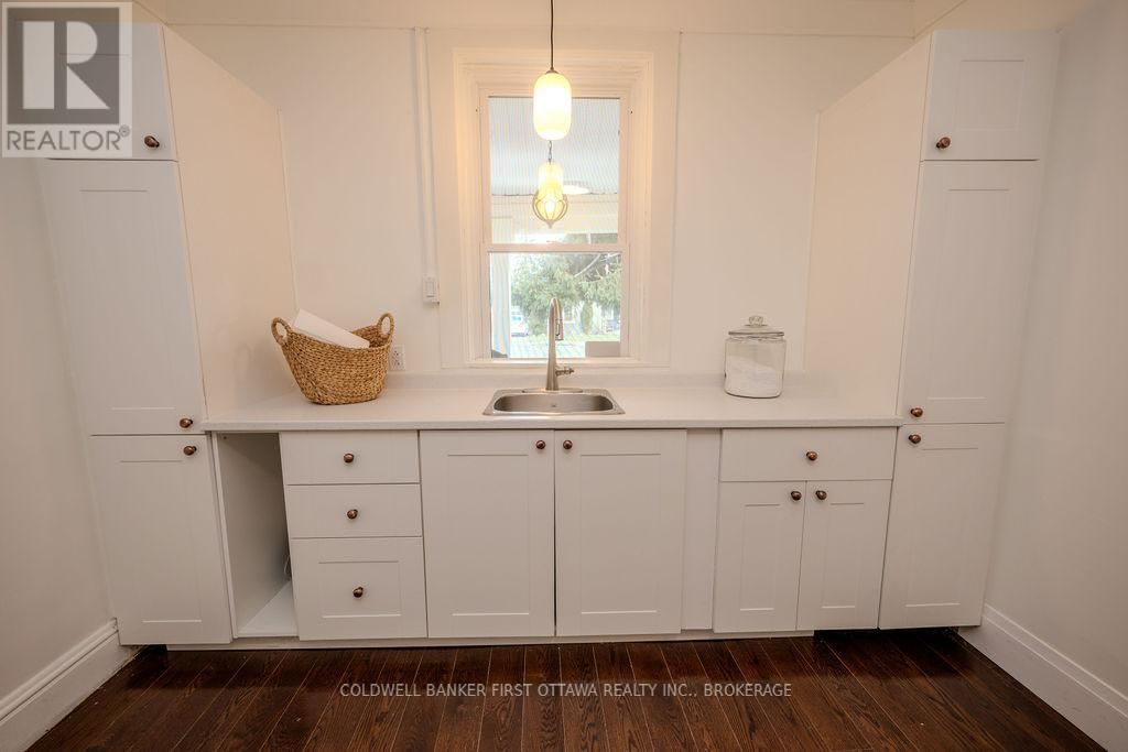 201 BRIDGE STREET WEST Image 22