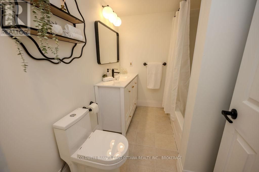 201 BRIDGE STREET WEST Image 24