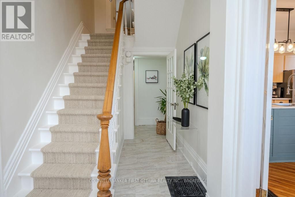 201 BRIDGE STREET WEST Image 26