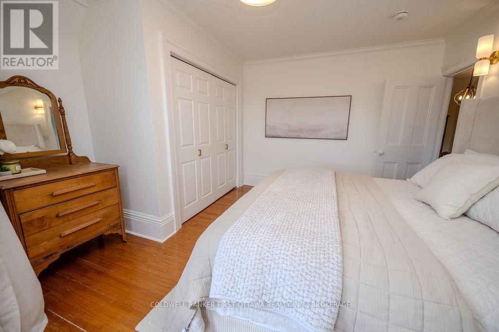 201 BRIDGE STREET WEST Image 28