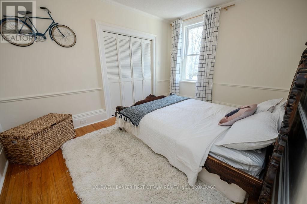 201 BRIDGE STREET WEST Image 31