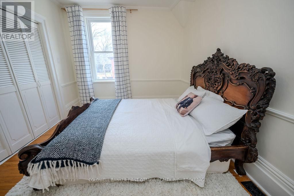 201 BRIDGE STREET WEST Image 32