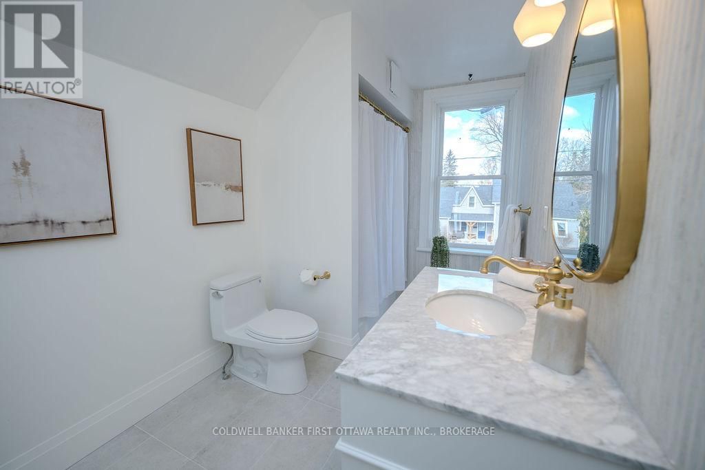 201 BRIDGE STREET WEST Image 34