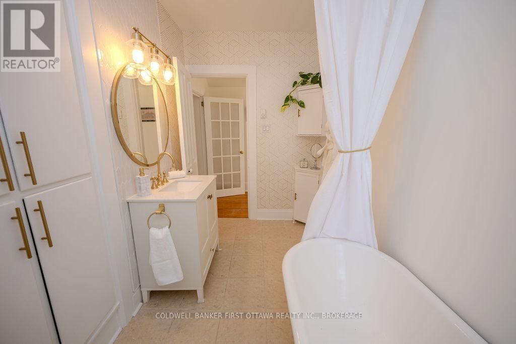 201 BRIDGE STREET WEST Image 38