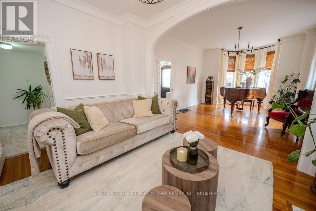 201 BRIDGE STREET WEST Image 5