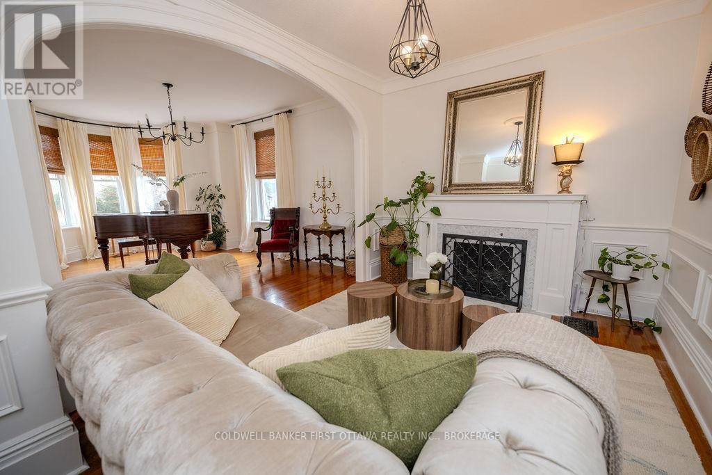 201 BRIDGE STREET WEST Image 6