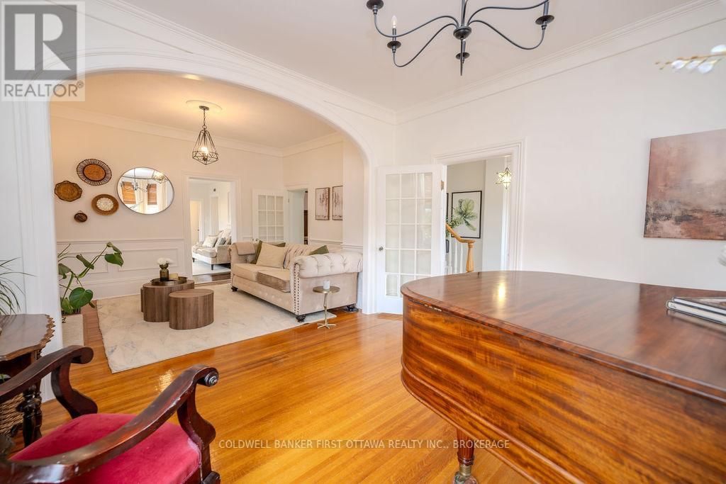 201 BRIDGE STREET WEST Image 9