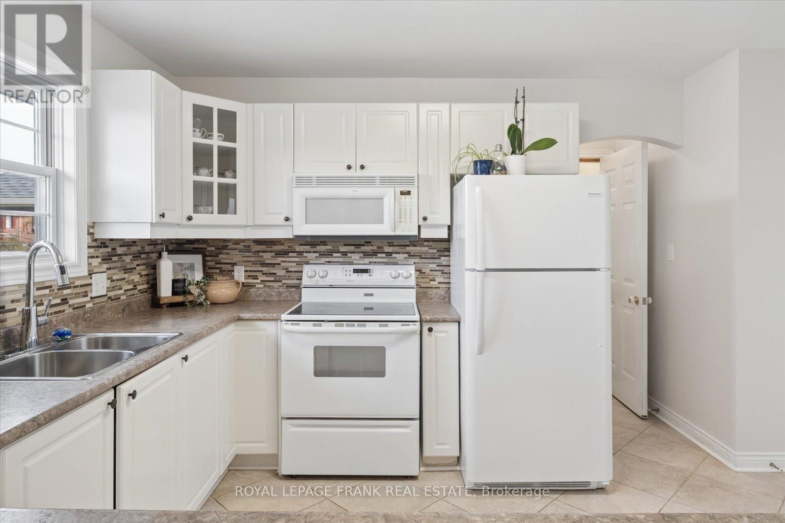 10 OLYMPIA COURT Image 16