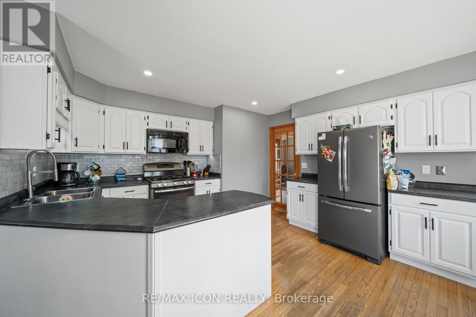 227 WILLIAM STREET EAST Image 8