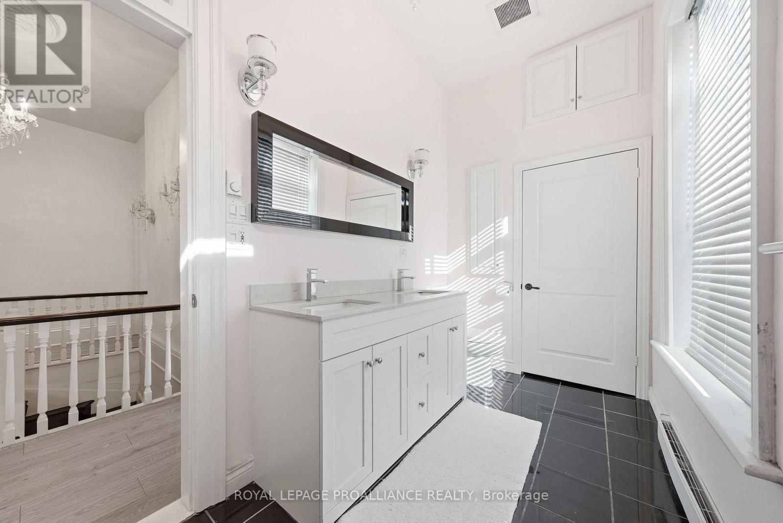 219 CHARLES STREET Image 38