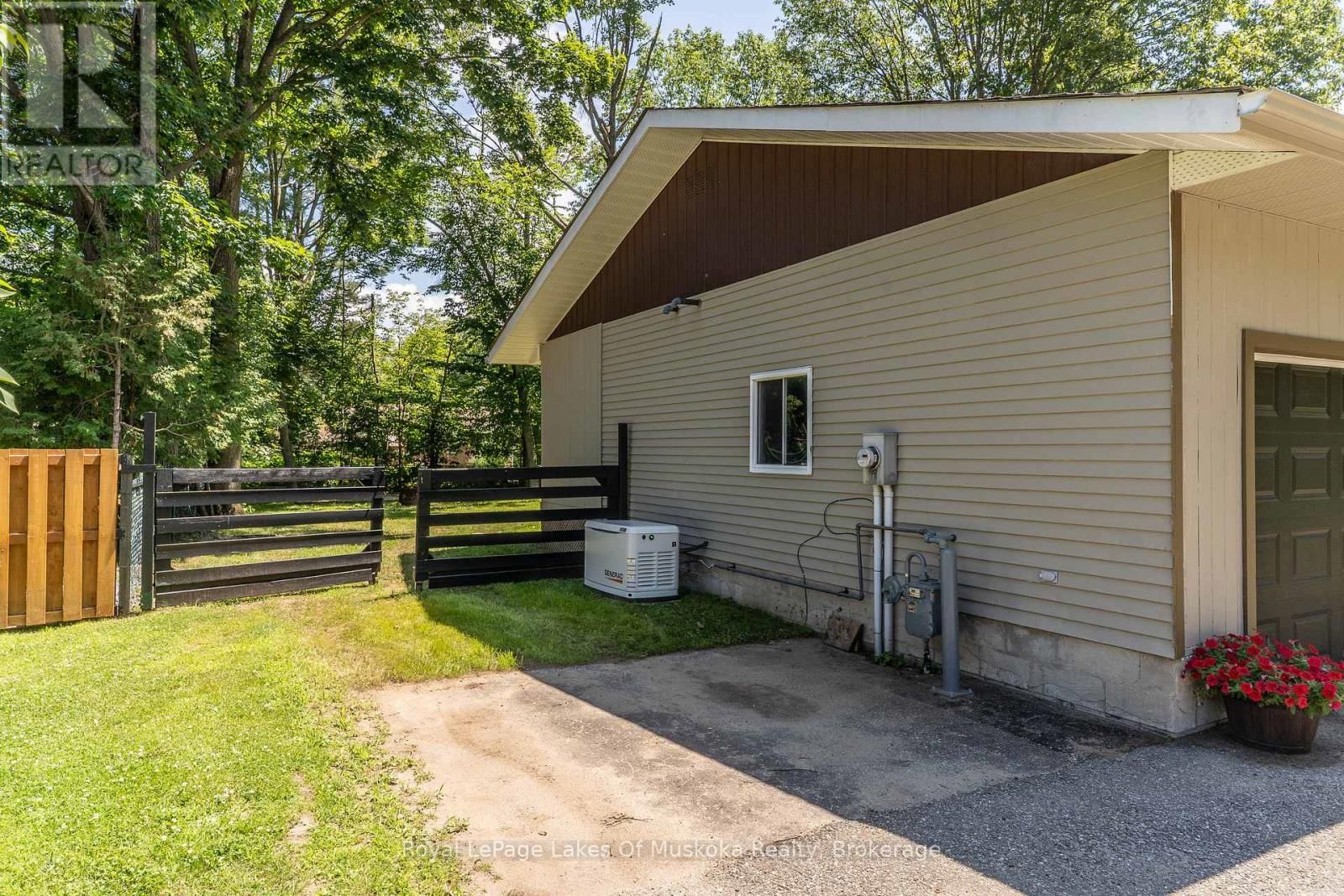 220 ALEXANDER STREET Image 39