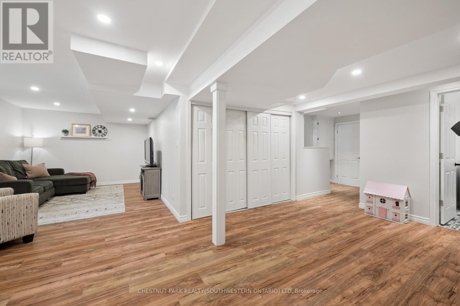 72 COPPER LEAF STREET Image 36