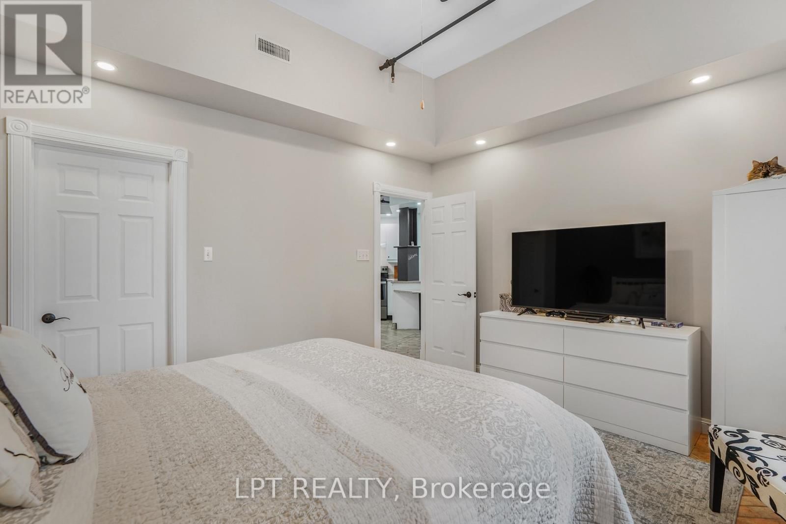 225 MAIN STREET WEST Image 21