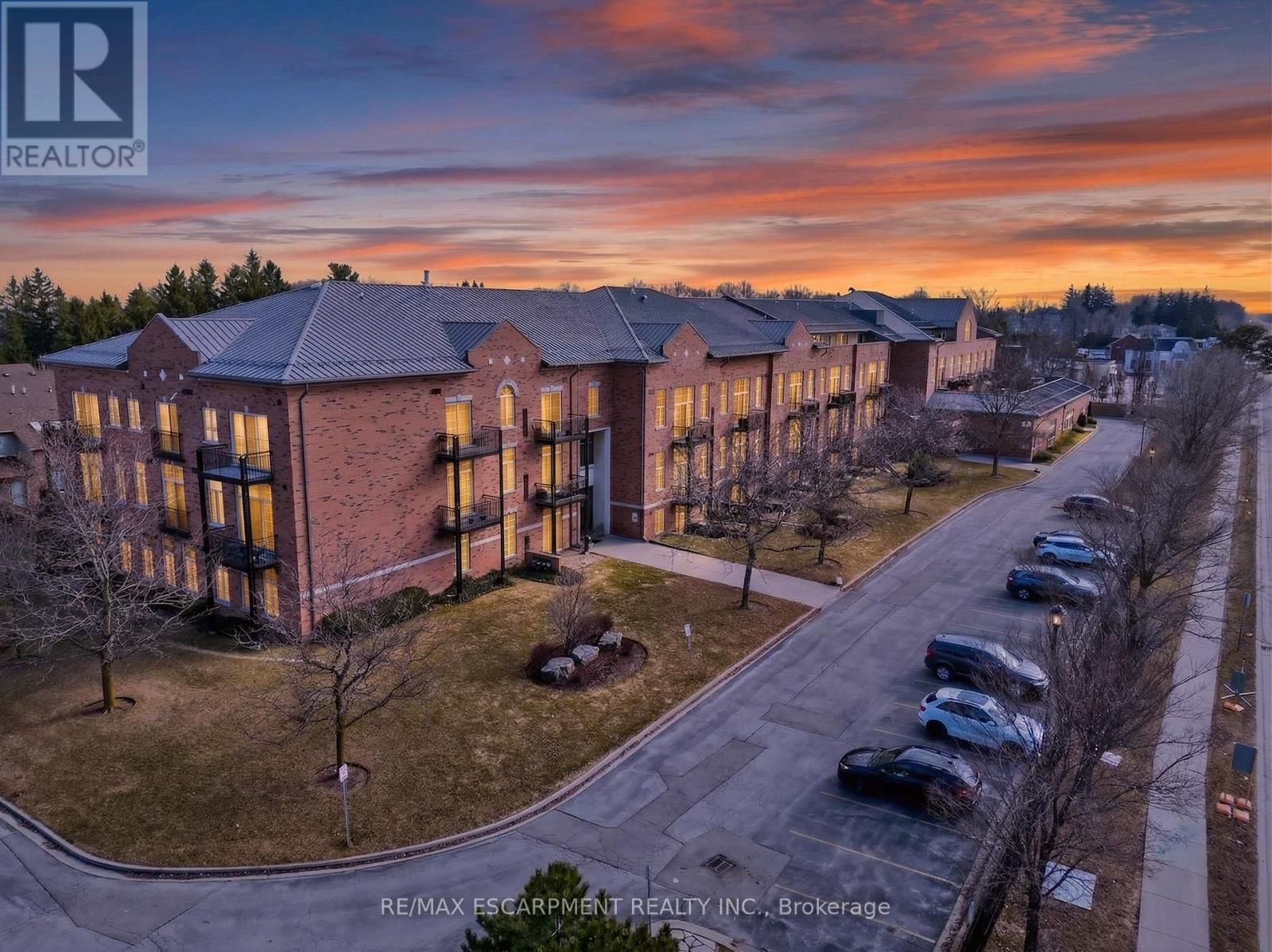 320 - 262 DUNDAS STREET EAST Image 2