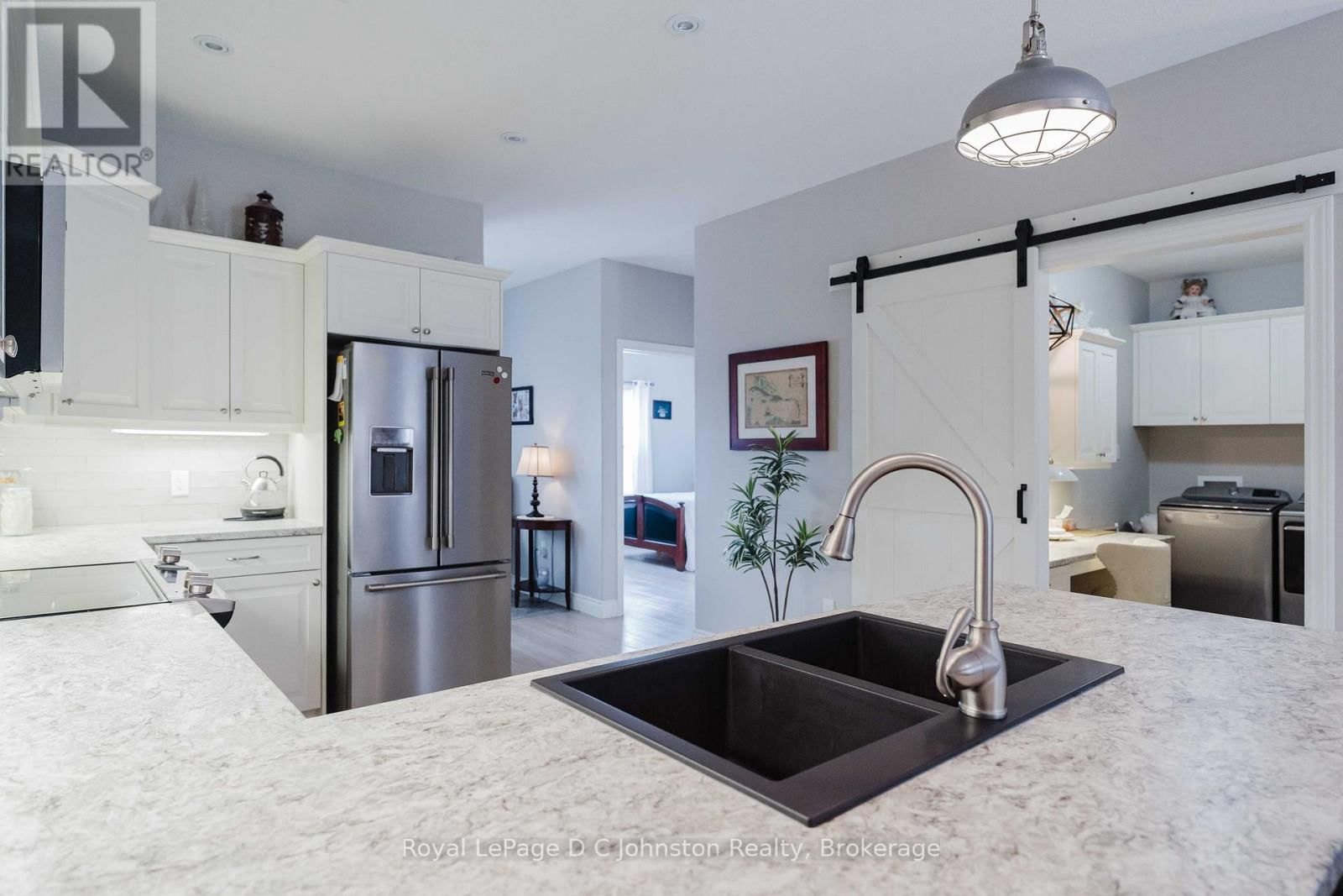 1062 WATERLOO STREET Image 12