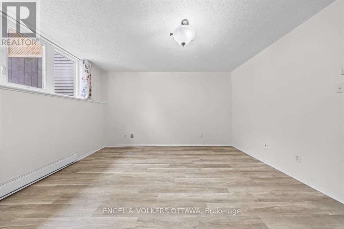 A - 6748 JEANNE D'ARC BOULEVARD NORTH Image 18