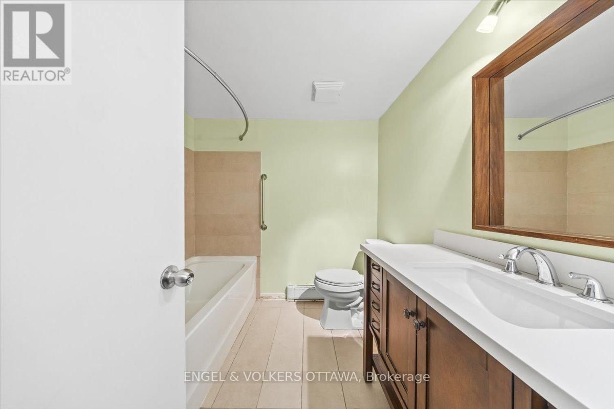 A - 6748 JEANNE D'ARC BOULEVARD NORTH Image 21