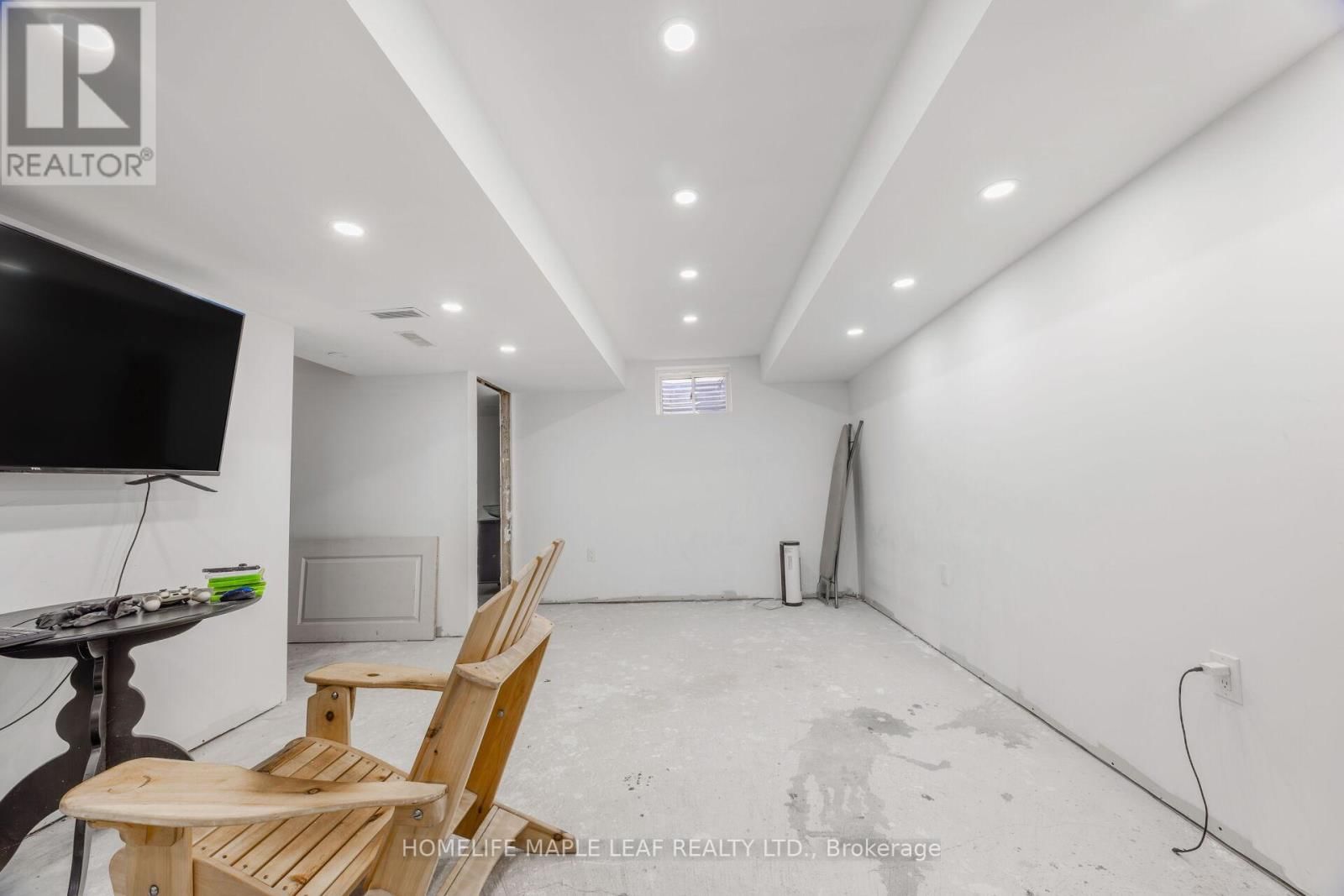 756 COOK CRESCENT Image 44