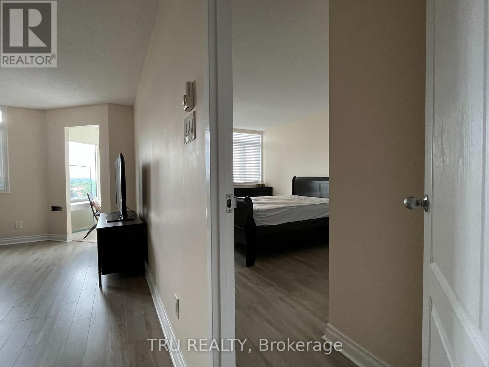 718 - 1025 GRENON AVENUE Image 8