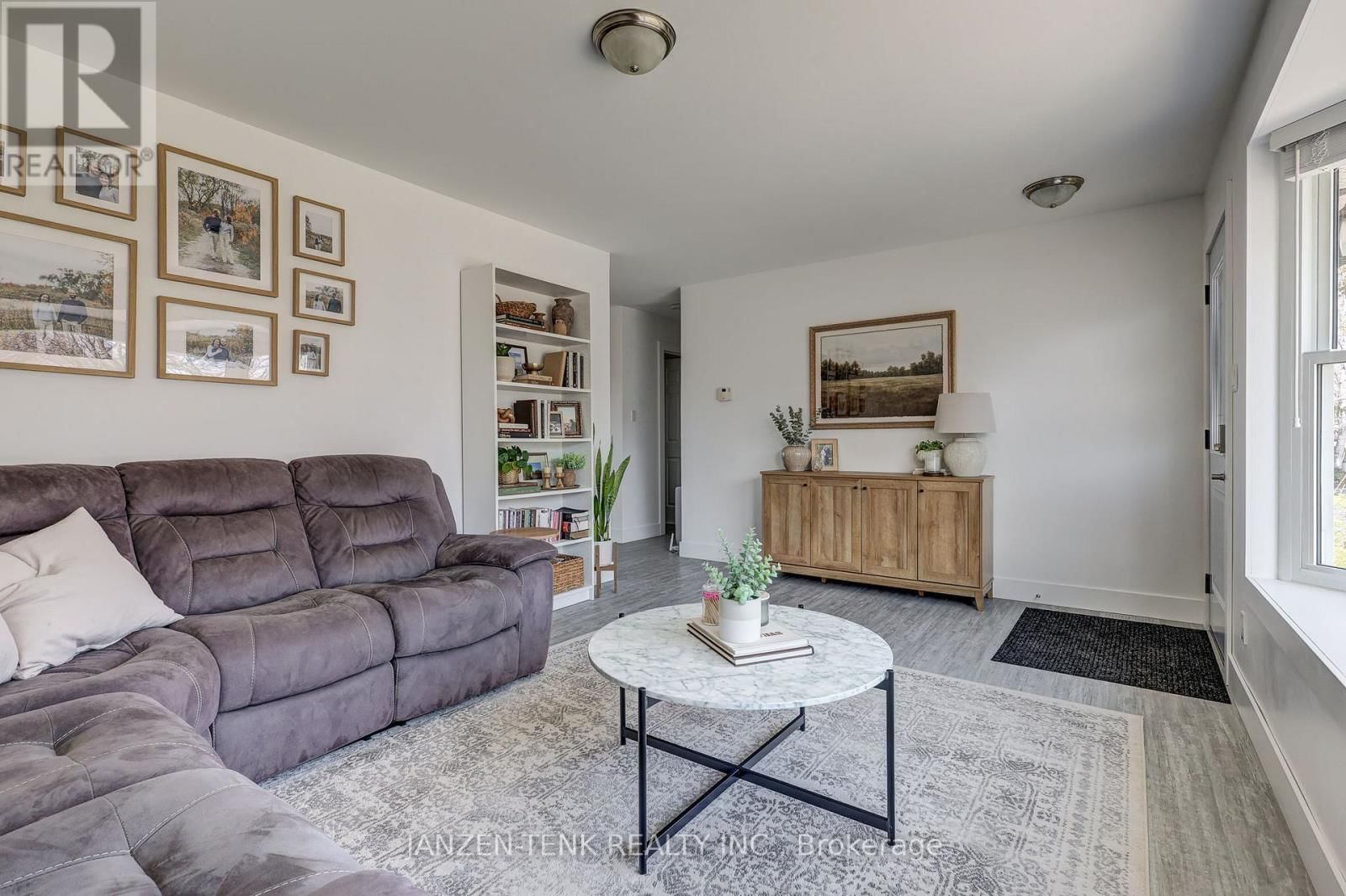 24 CENTENNIAL AVENUE Image 15