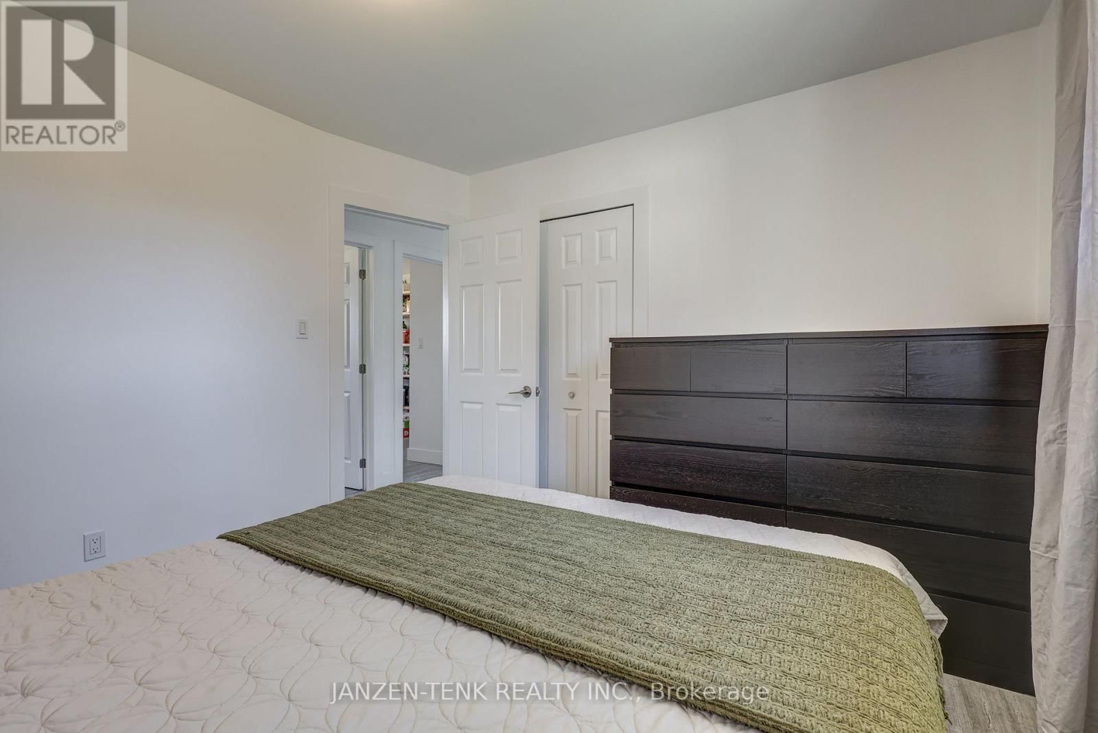 24 CENTENNIAL AVENUE Image 23