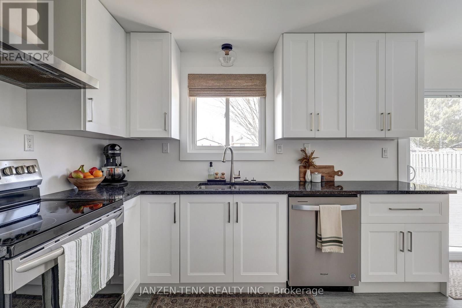 24 CENTENNIAL AVENUE Image 33