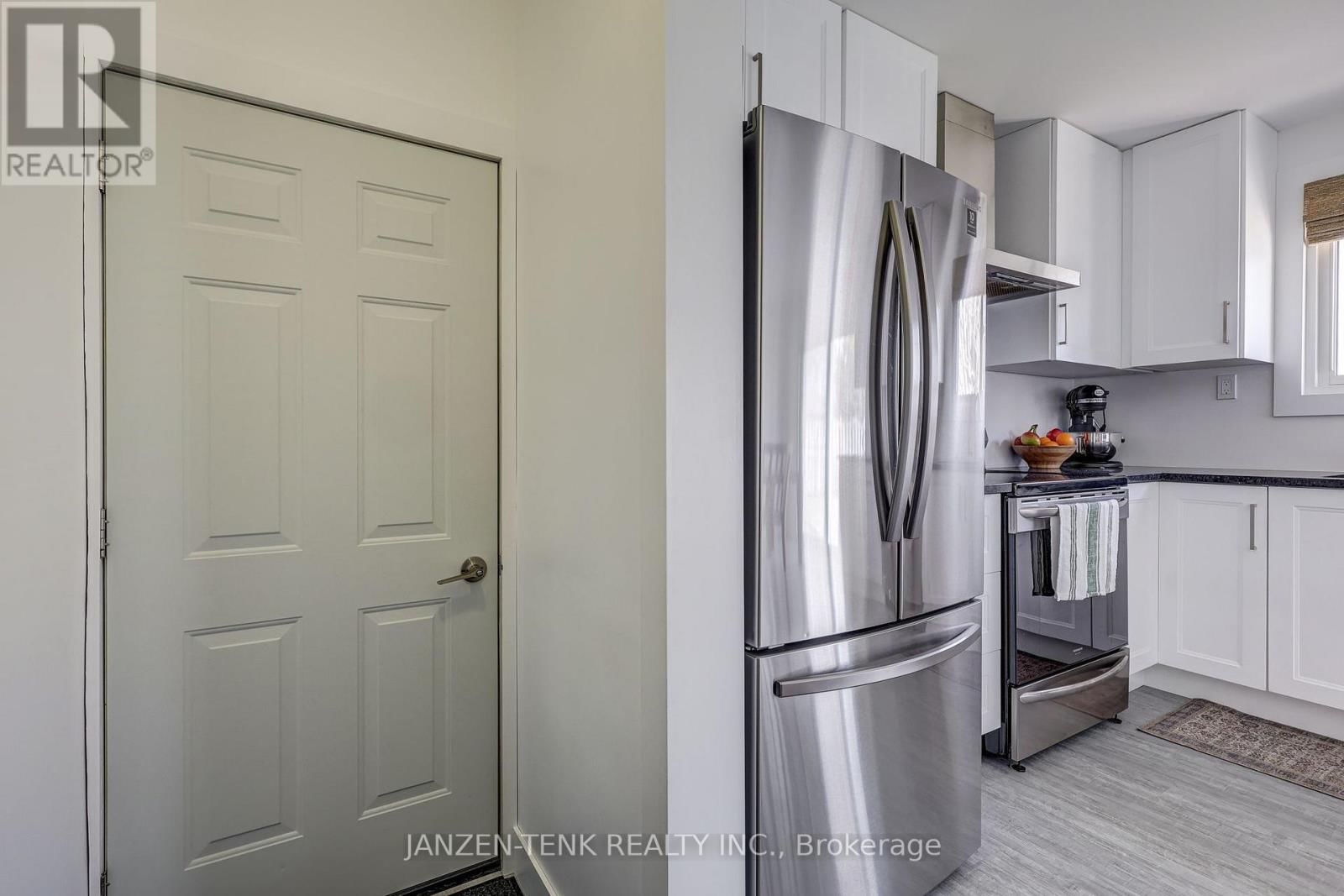 24 CENTENNIAL AVENUE Image 37