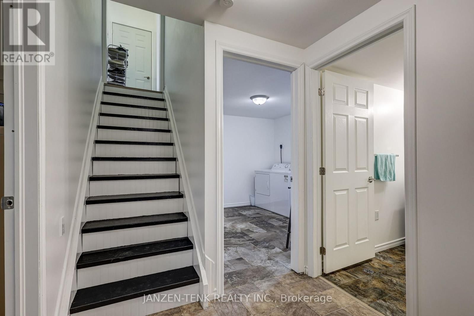 24 CENTENNIAL AVENUE Image 38