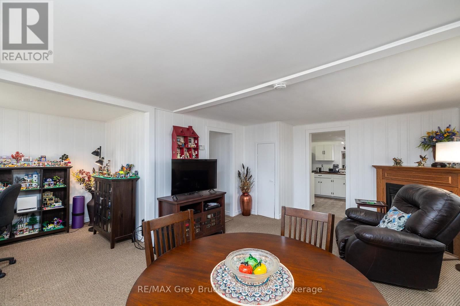 1075 6TH AVENUE WEST Image 20