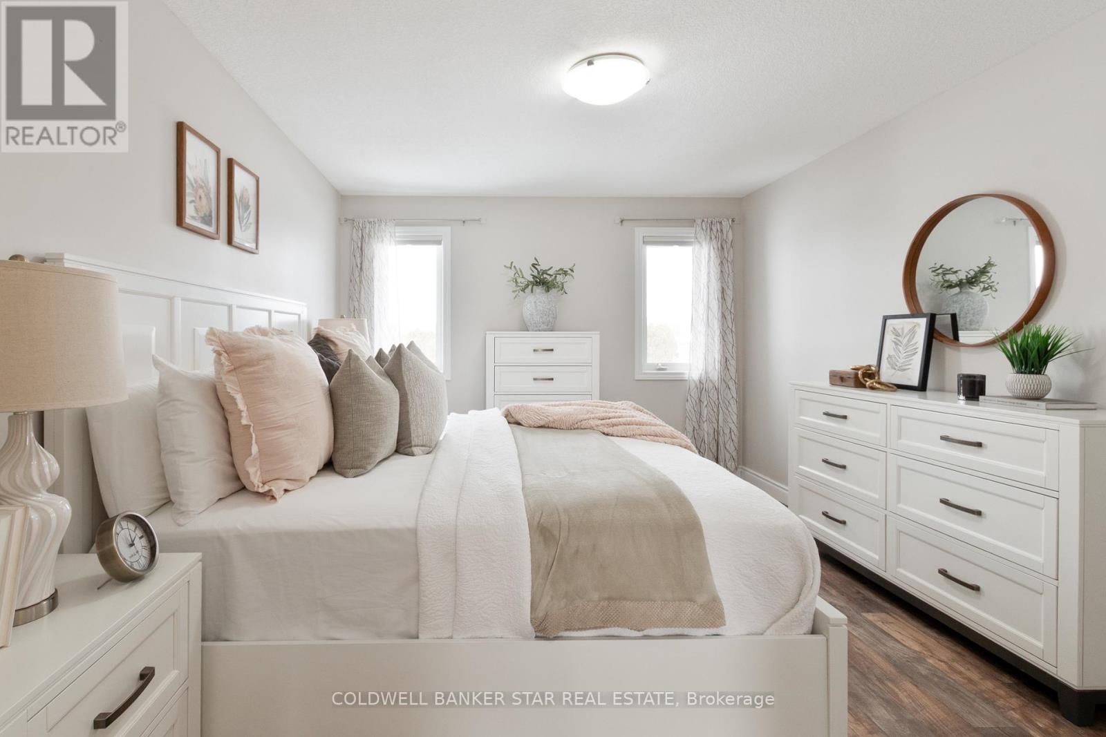 5229 WALES CRESCENT Image 29