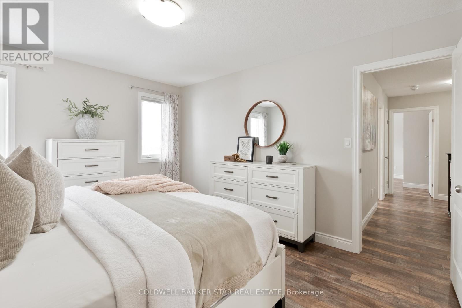 5229 WALES CRESCENT Image 30