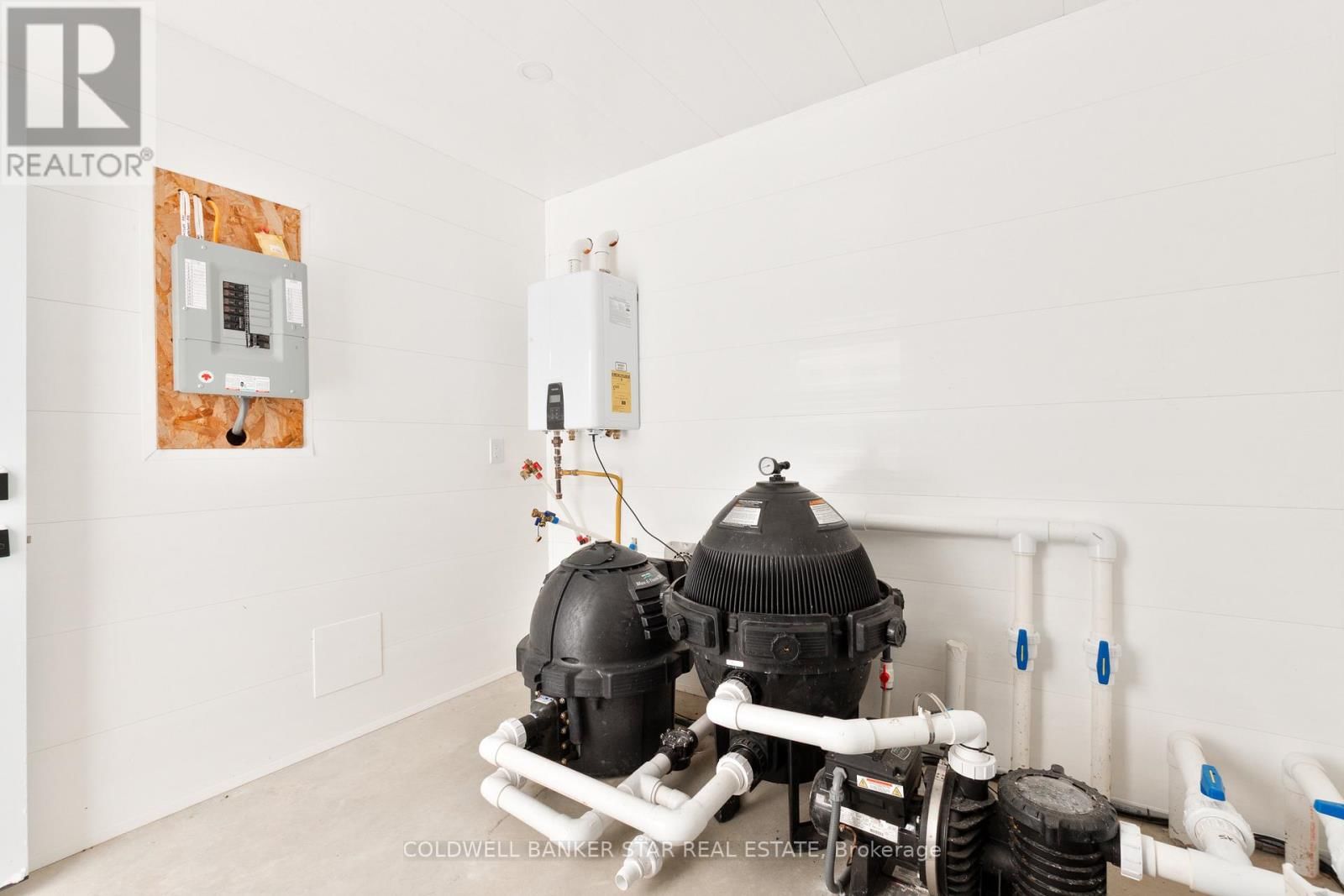 5229 WALES CRESCENT Image 45